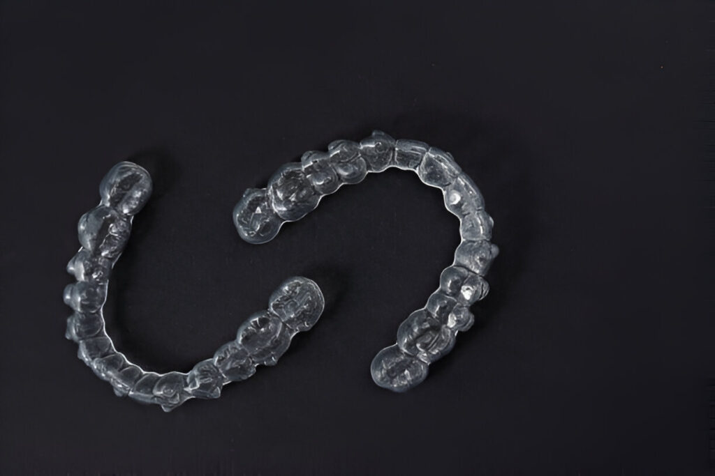 Invisalign Dentist’s Dos and Don’ts for Cleaning Clear Aligners_FI