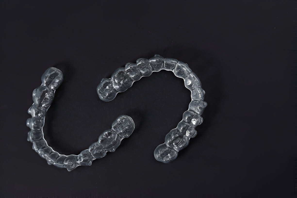 Invisalign Dentist’s Dos and Don’ts for Cleaning Clear Aligners_FI